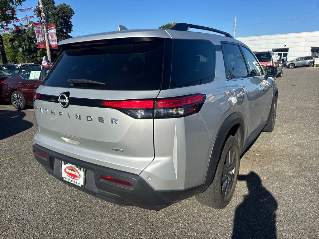 2025 Nissan Pathfinder SV