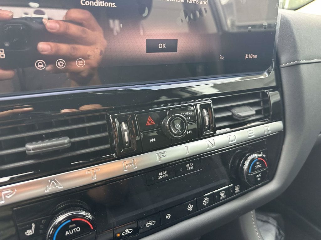 2026 Nissan Pathfinder SV