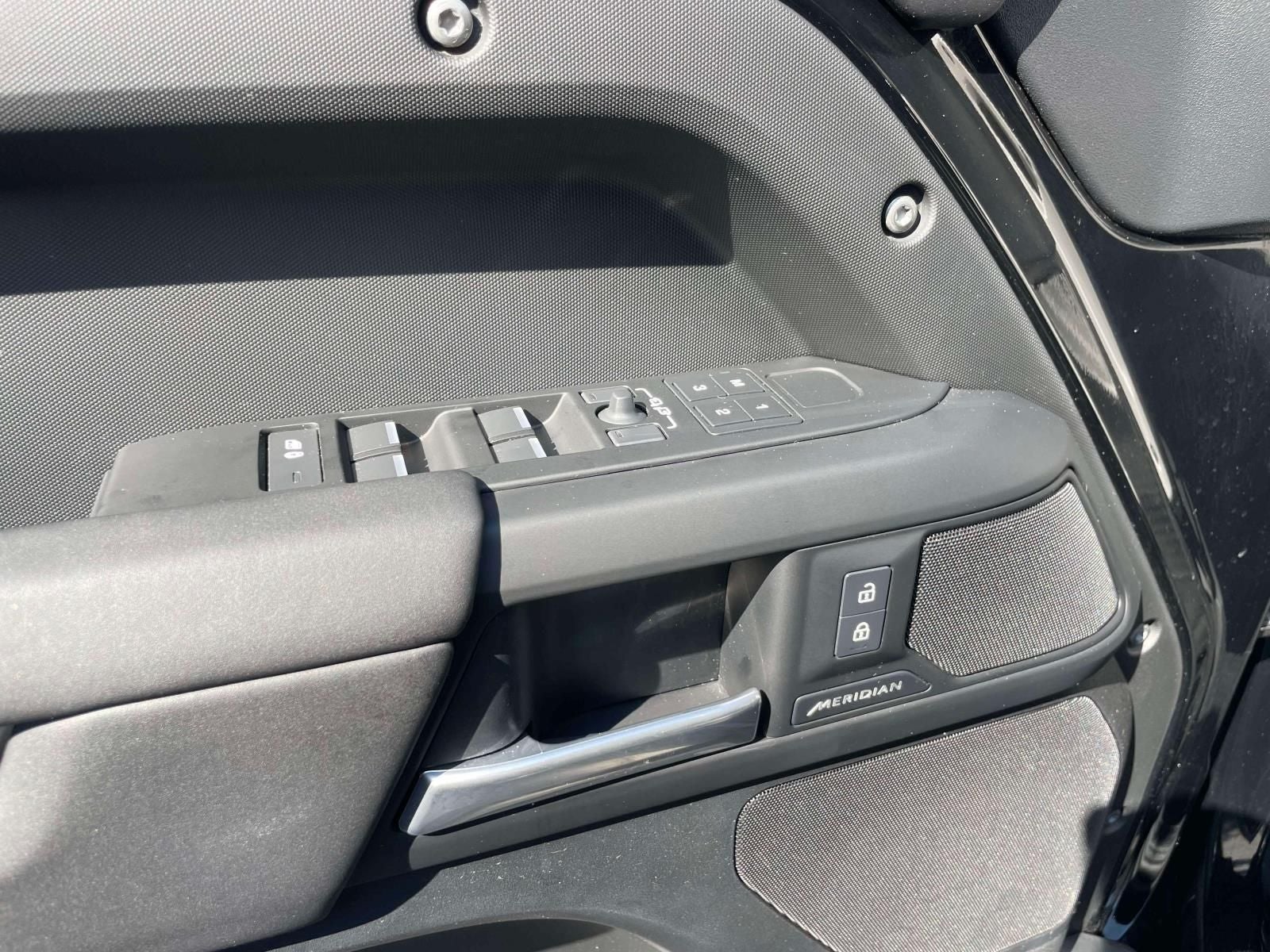2025 Land Rover Defender 110 P300