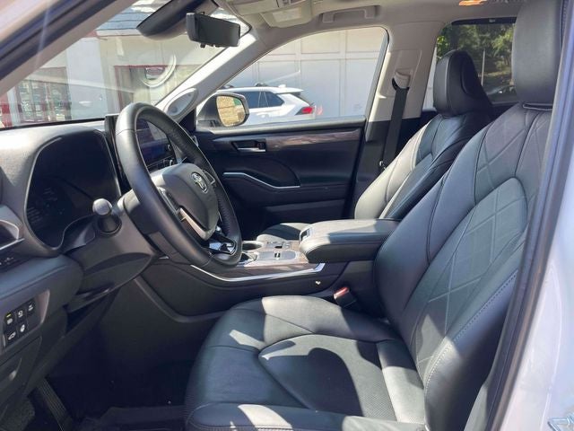 2025 Toyota Highlander Hybrid Platinum