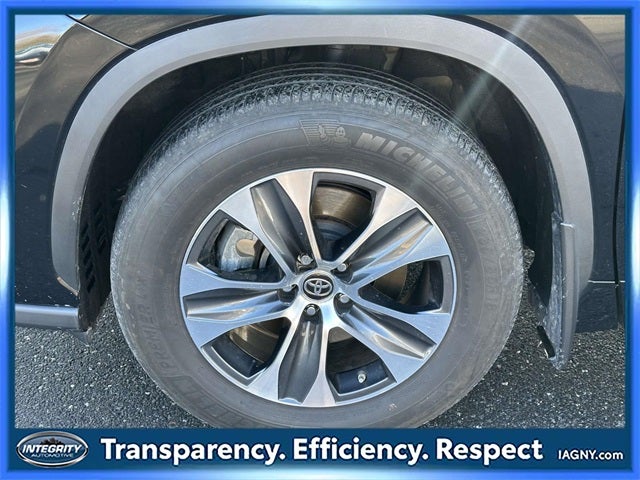 2023 Toyota Highlander XLE 8 PASSENGER BENCH SEATING