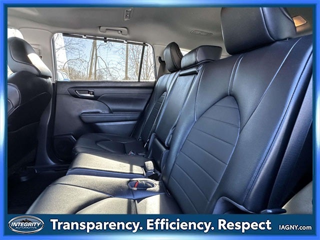 2023 Toyota Highlander XLE 8 PASSENGER BENCH SEATING