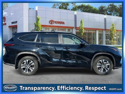 2023 Toyota Highlander XLE 8 PASSENGER BENCH SEATING