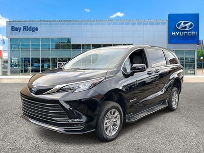 2025 Toyota Sienna Mobility LE 8 Passenger