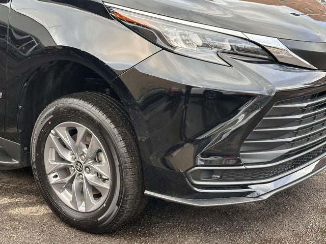 2025 Toyota Sienna Mobility LE 8 Passenger